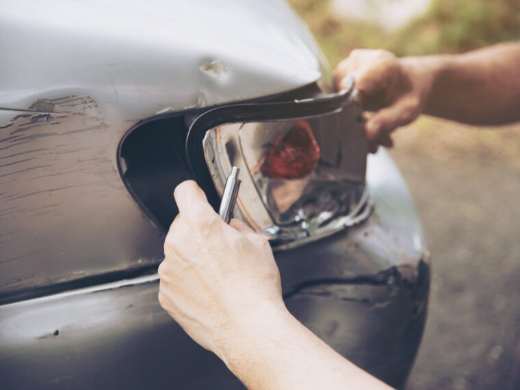 Trasig lyckta på gamal bil