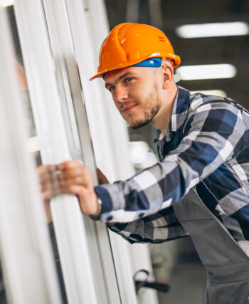 Glasmästare på glasmästeri