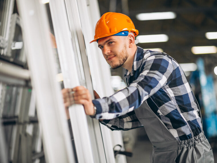 Glasmästare på glasmästeri