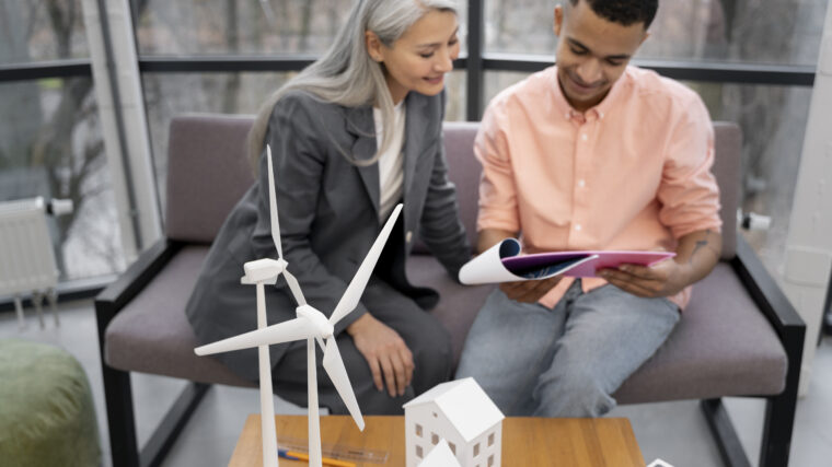 Två personer som tittar på avtal