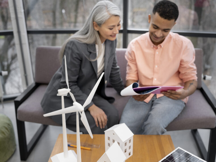 Två personer som tittar på avtal